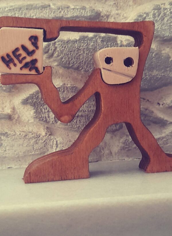 Ξύλινο Διακοσμητικό Φιγούρα με Πινακίδα “HELP”