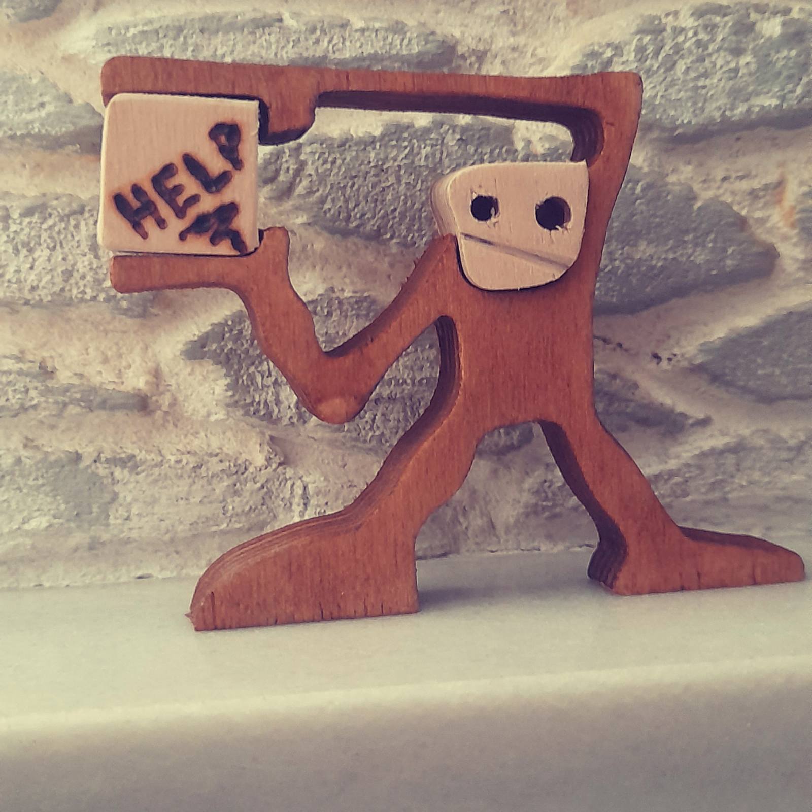 Ξύλινο Διακοσμητικό Φιγούρα με Πινακίδα “HELP”