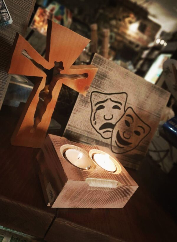 Ξύλινο Σετ Διακόσμησης με Σταυρό, Διπλό Κηροπήγιο & Σκαλιστό κάδρο Μάσκες Θεάτρου