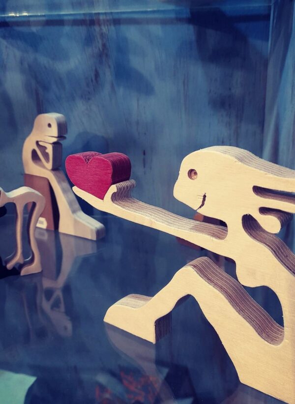 Ξύλινη Φιγούρα που Προσφέρει Καρδιά