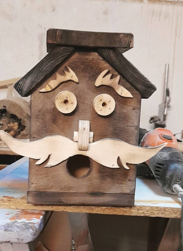 Ξύλινη Φωλιά Πουλιών με Αστείο Πρόσωπο & Μουστάκι
