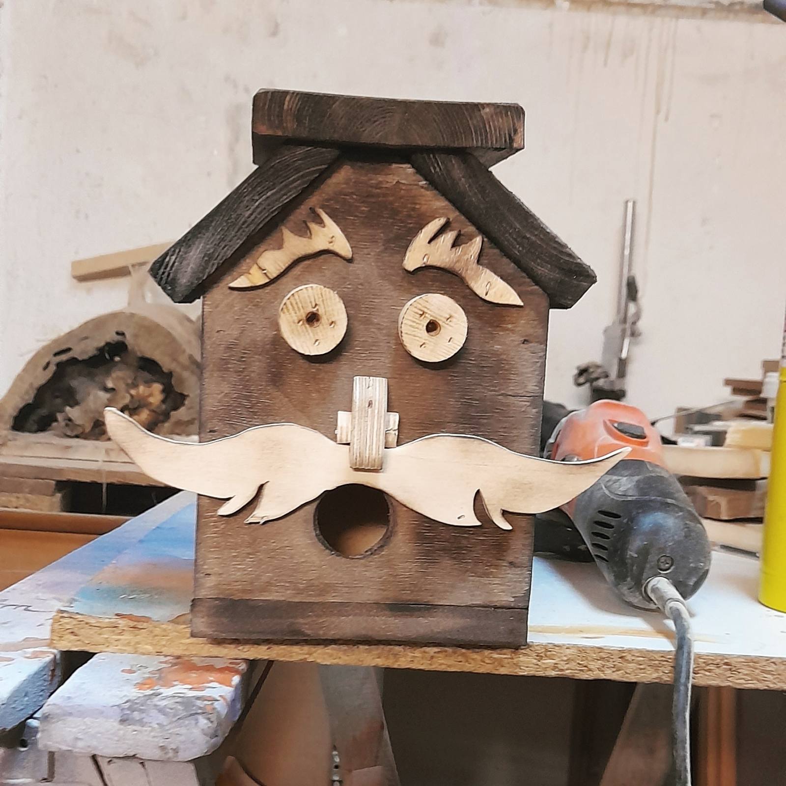 Ξύλινη Φωλιά Πουλιών με Αστείο Πρόσωπο & Μουστάκι