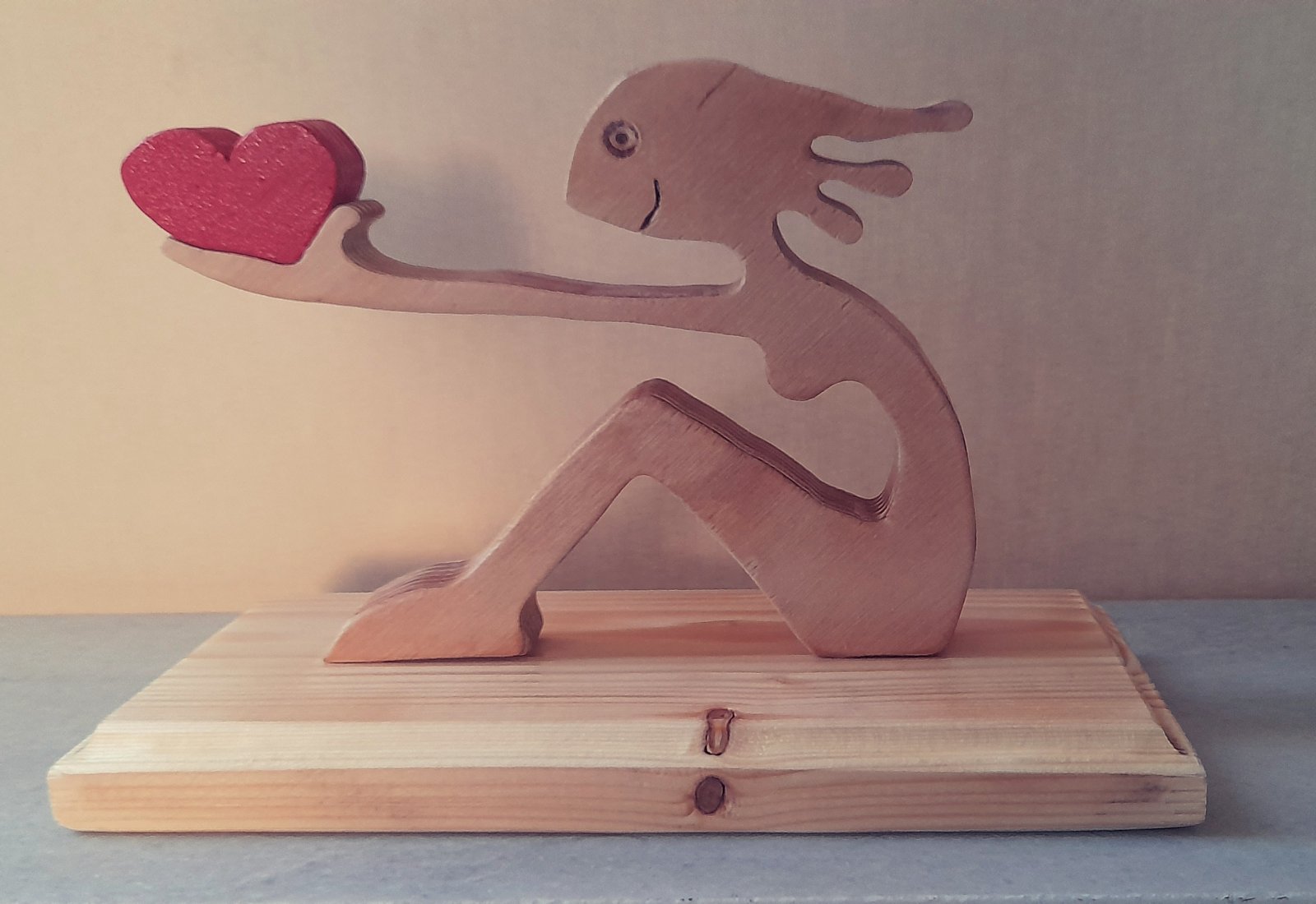 Ξύλινη Φιγούρα με Καρδιά σε Ξύλινη Βάση