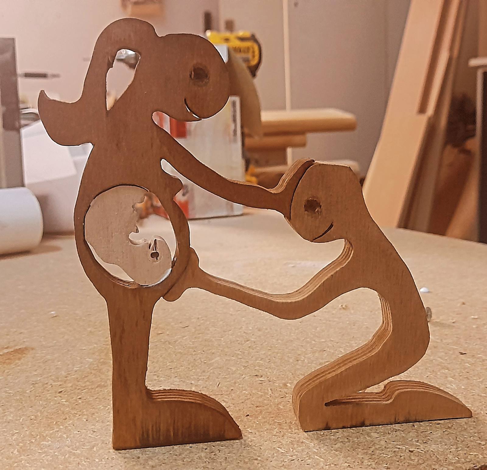 Ξύλινο Διακοσμητικό Έγκυος Ζευγάρι με Μωρό