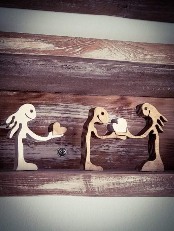 Ξύλινη Σύνθεση Φιγούρες με Καρδιές – Διακοσμητικό Ραφιού