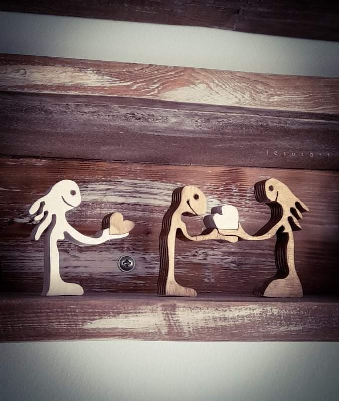 Ξύλινη Σύνθεση Φιγούρες με Καρδιές – Διακοσμητικό Ραφιού