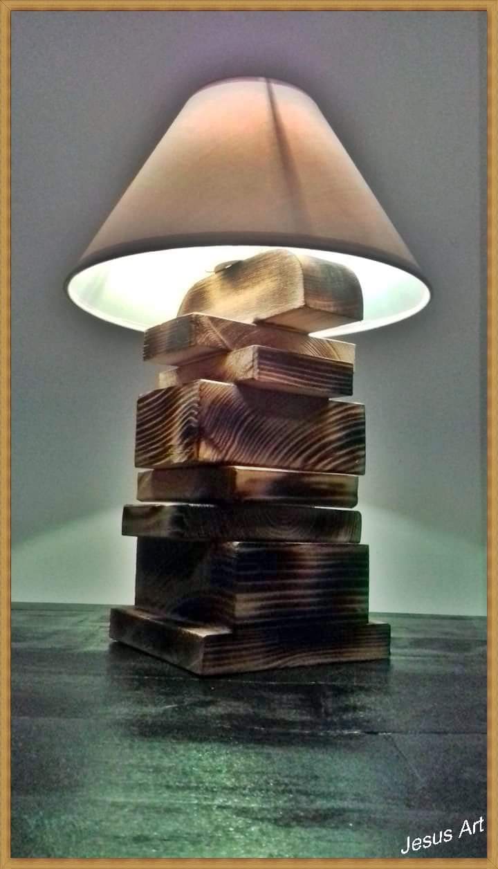 Ξύλινη Επιτραπέζια Λάμπα Rustic με Καπέλο