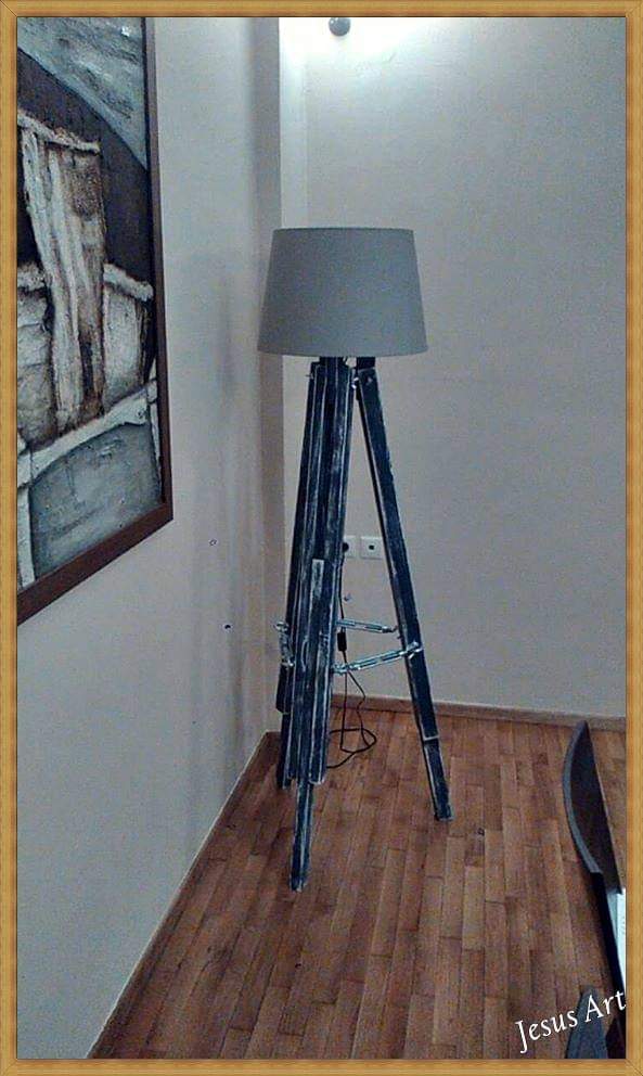 Ξύλινη Λάμπα Δαπέδου Τρίποδο (Σκούρα)