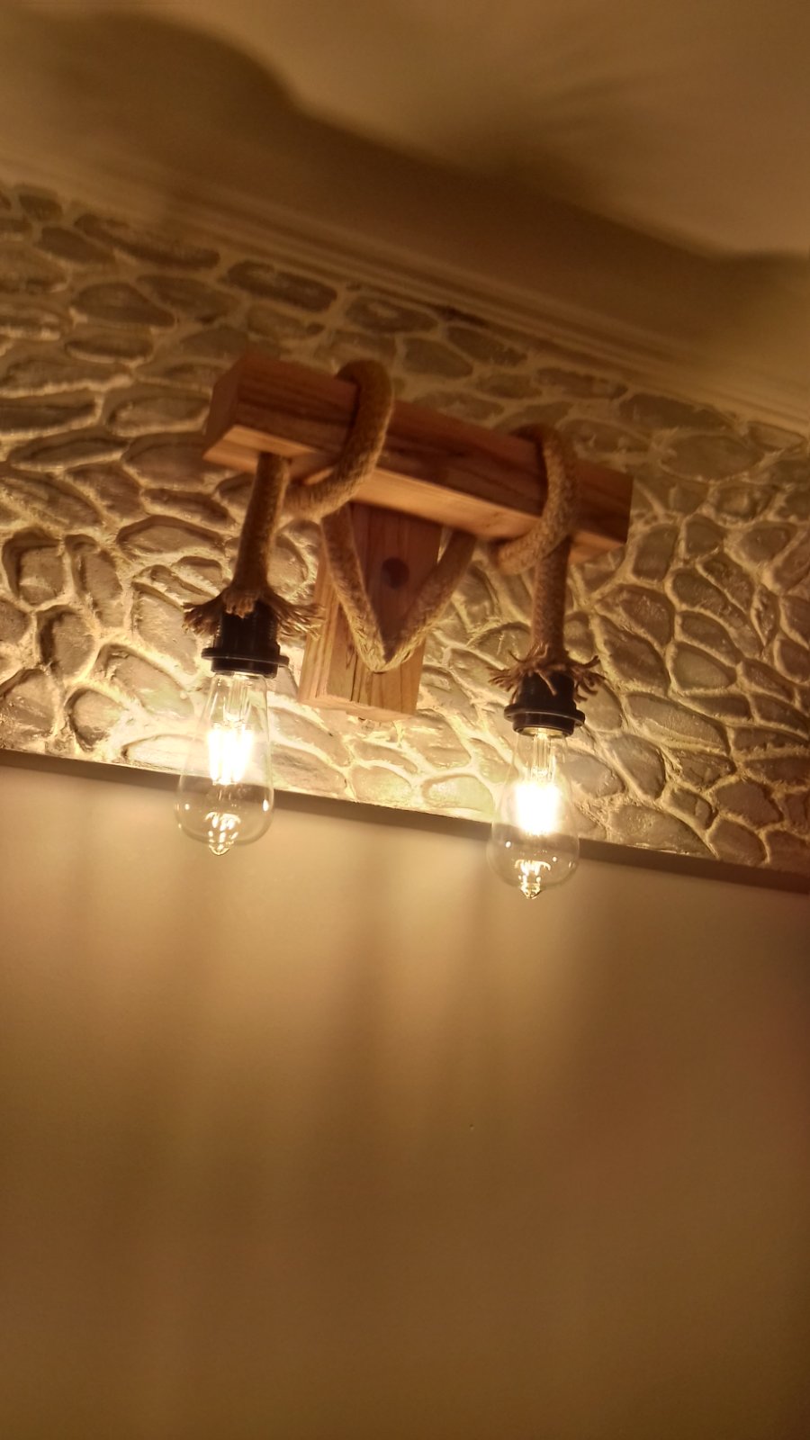 Ξύλινο Φωτιστικό Τοίχου με Σχοινί & Διπλές Λάμπες